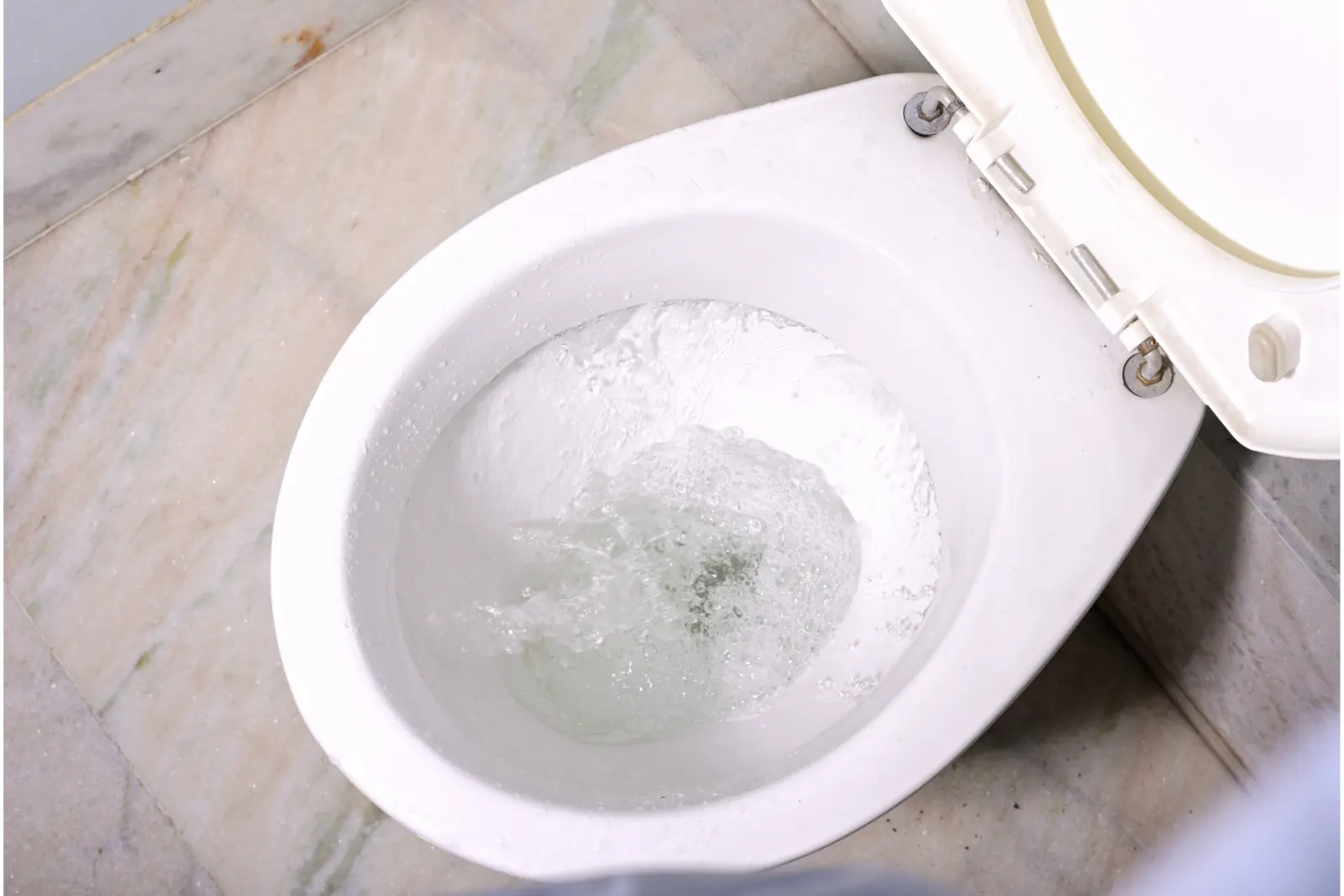 Chasse d’eau qui se vide dans la cuvette d’un WC
