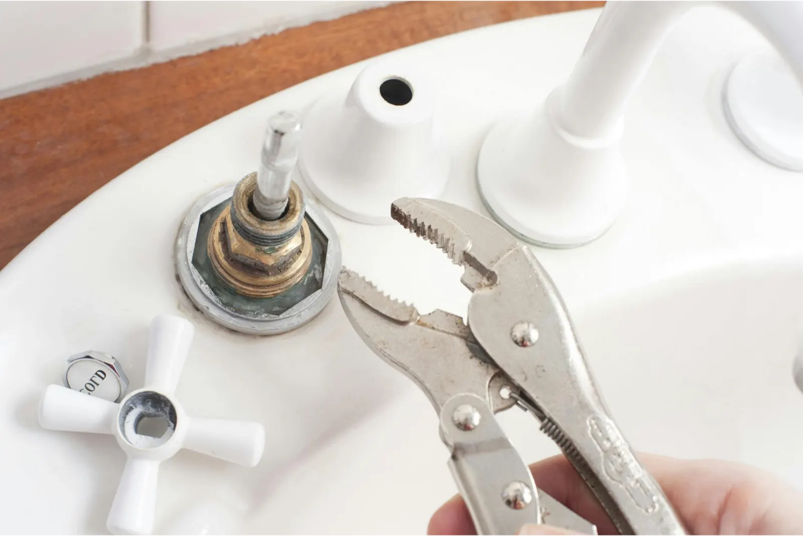 Démontage d’une tête de robinet à la pince