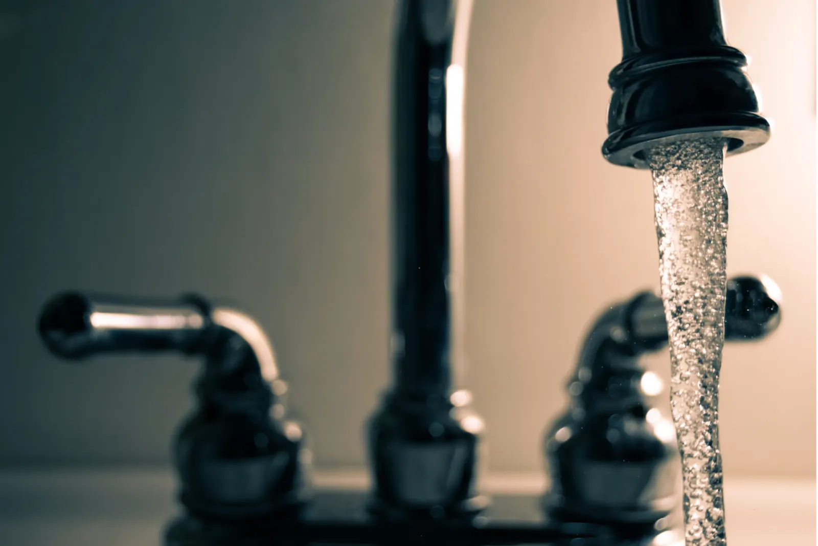 Eau qui coule d'un robinet noir