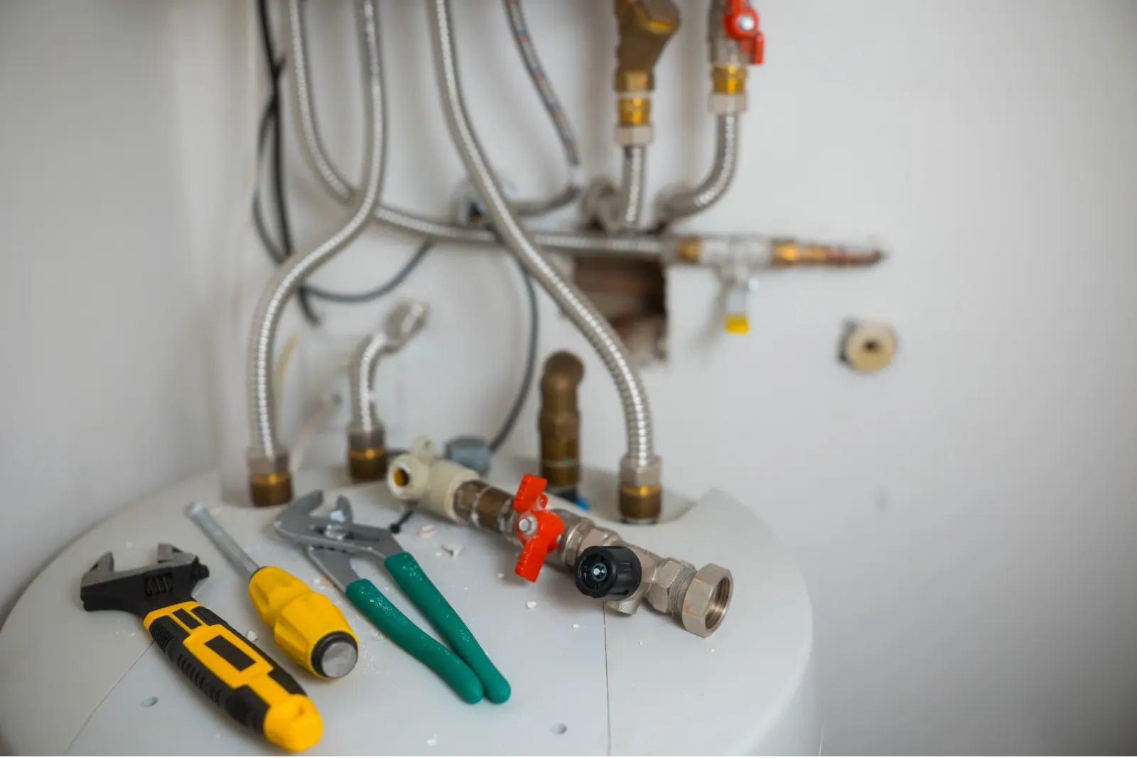 Outils et raccords posés sur un appareil d’eau chaude pendant un entretien