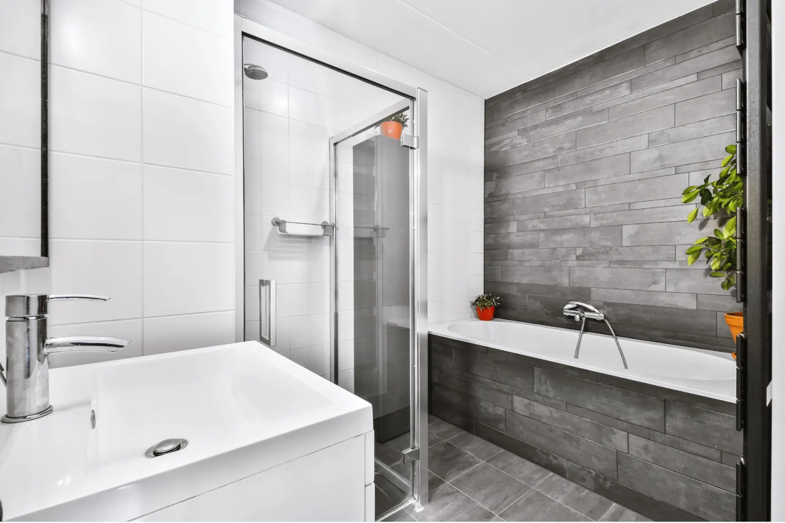 Salle de bains avec baignoire, douche et lavabo