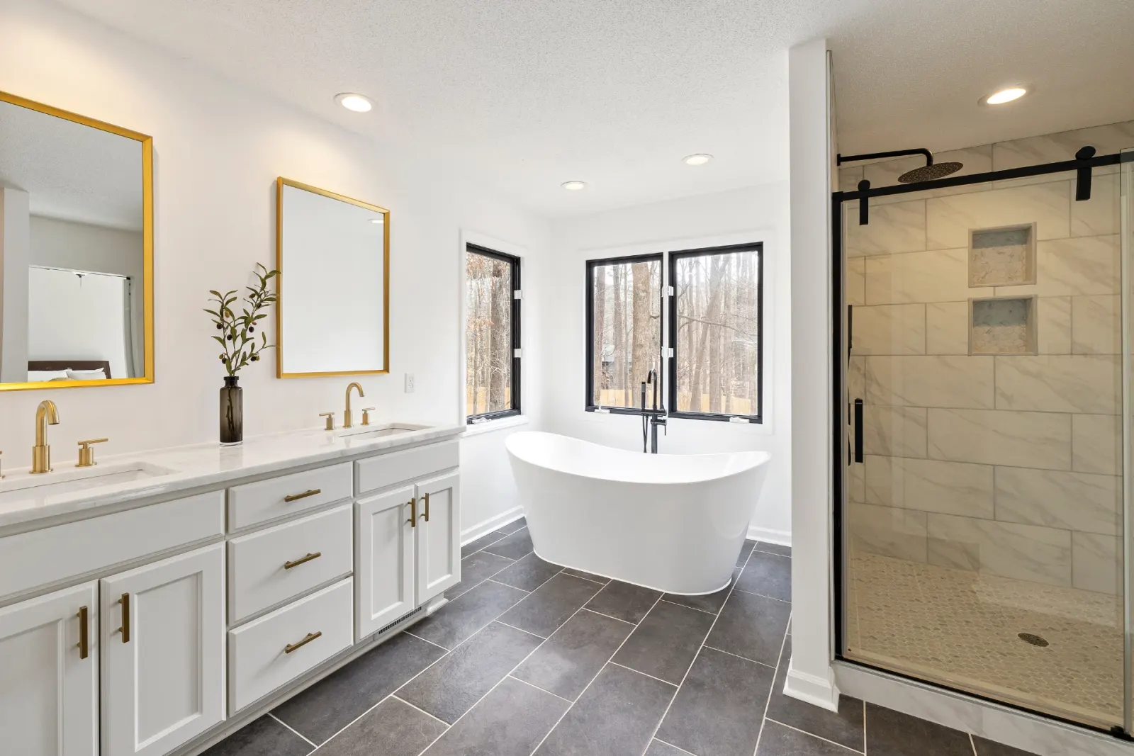 Salle de bains rénovée avec double vasque, douche et baignoire îlot