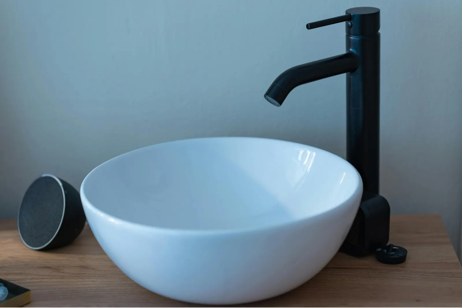 Vasque ronde blanche et mitigeur noir